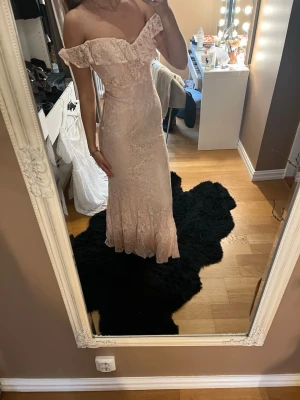 Ljusrosa lång spetsklänning balklänning - Säljer en ljusrosa lång klänning prefekt för bal eller avslutning! Har silikonrand vid insidan vid brösten så den faller inte ner. Aldrig använd! Skriv gärna vid frågor!