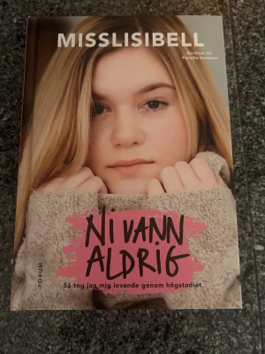 Ni vann aldrig - En stark och personlig bok om att överleva högstadiet, skriven av Youtube-profilen Misslisibell. Hon berättar om mobbning, utanförskap och hur hon tog sig igenom tuffa år. Perfekt för unga som vill läsa om verkliga erfarenheter och få stöd.