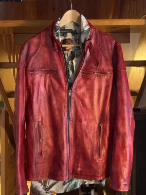 Röd skinnjacka - Röd skinnjacka märke daria. Strl 52 (L) 