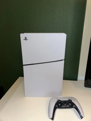 PlayStation 5 Digital  - Hej säljer ett av mina ps5or, nyskick kom med bud! PlayStation 5 med tillhörande DualSense-kontroll. Konsolen är i fint skick med endast mindre ytliga märken. Perfekt för gaming i toppklass med snabb SSD och stöd för 4K. Alla portar och fläktar ser hela ut. Inga synliga defekter.