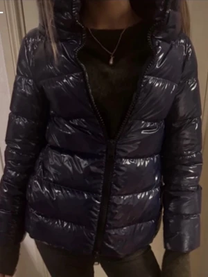 Mörkblå vinterjacka från Herno - Säljer en mörkblå, glansig vinterjacka från Herno. Nytt skick skulle jag ändå säga!!