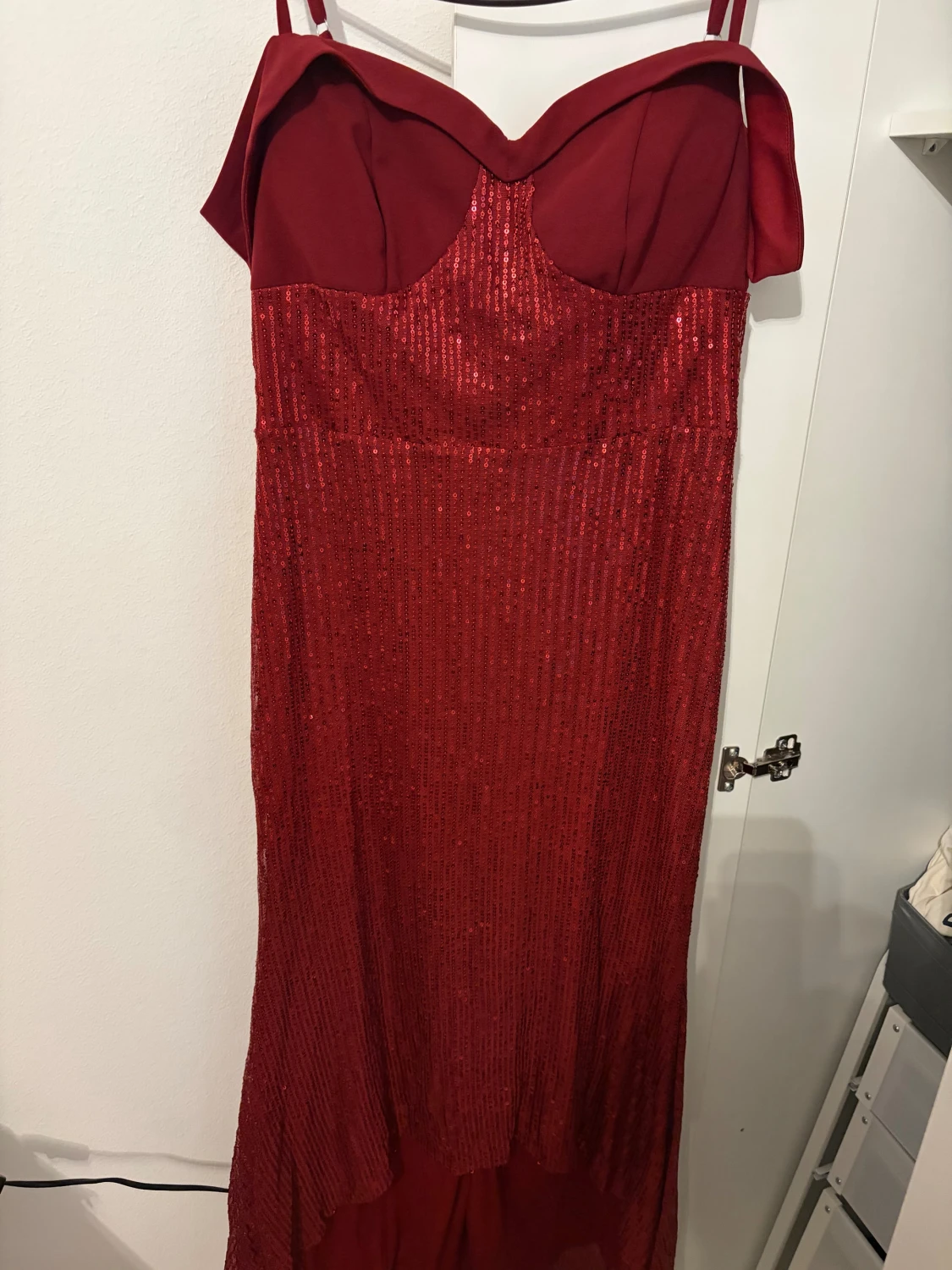 Vinröd glittrig långklänning med axelband - 3