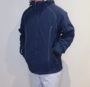 Mörkblå skidjacka från Matterhorn - Säljer en mörkblå vinterjacka från Matterhorn med huva och vita kontrastsömmar. Jackan har dragkedja framtill, justerbara muddar med kardborre och två sidofickor. Perfekt för skidbacken och har en sportig look med logga på ärmen.