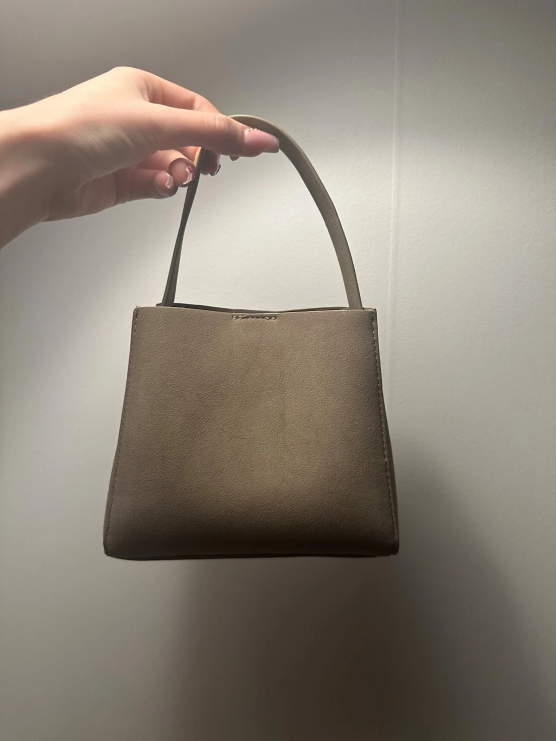 Beige handväska i mocka - 1