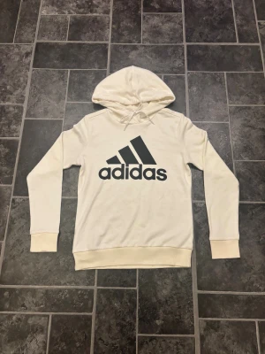 Adidas Hoodie Vit - En helt ny och oanvänd hoodie från adidas med ett stort adidas tryck över hela bröstet. Storlek XS💕