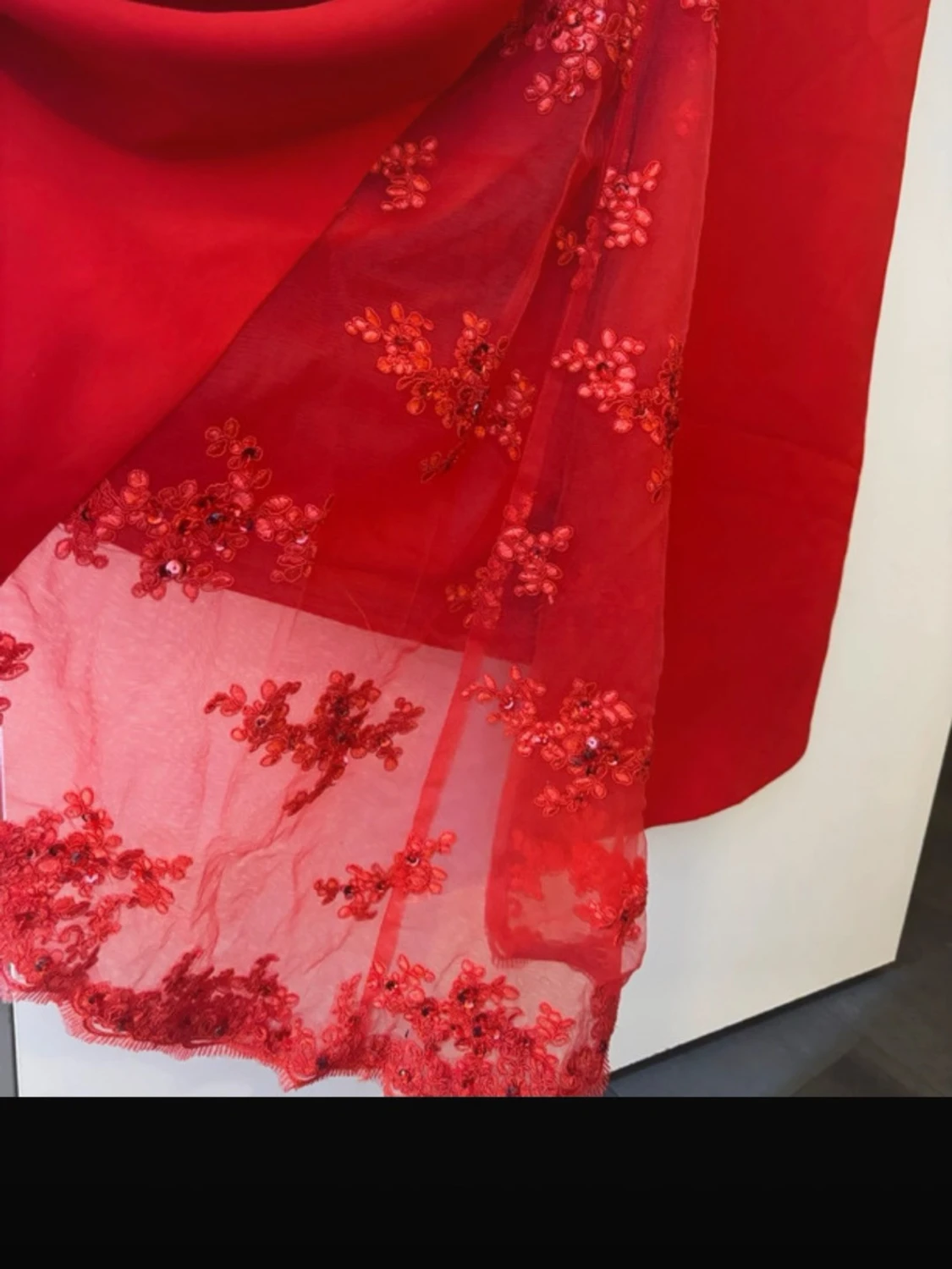 Röd långklänning med spets  - 3