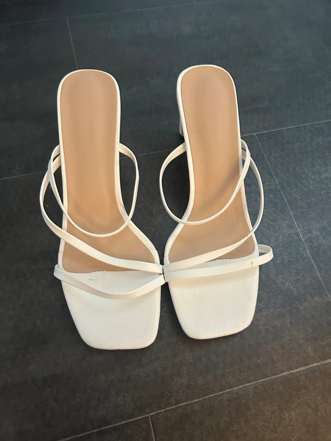 Vita sandaler med klack och smala remmar - 2