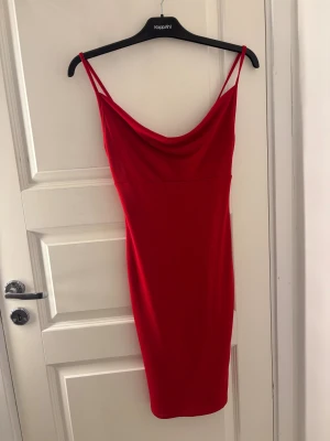 Röd tight klänning från Forever 21 - Röd figurnära klänning från Forever 21 med tunna axelband och snygg draperad urringning. Perfelt nu inför julen!😍 använd endast en gång! Skriv för fler bilder💕