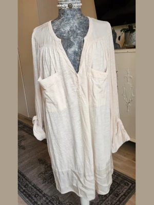 Mjuk skön skjorttunika  - Beige tunika i mjuk, skön luftig modell. 