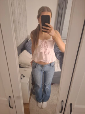 Ljusblåa jeans - Jättefina ljusblåa jeans med fina fickor. Har dock små hål mellan fickorna men syns knappt, går att sy ihop de enkelt. 