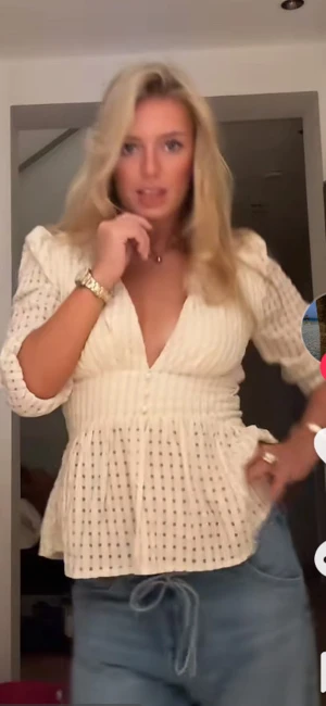 Vit blus med v-ringning och prickigt mönster - Säljer en söt vit blus med v-ringad hals och små svarta prickar. Blusen har puffiga långärmar och en markerad midja som ger en snygg siluett. Materialet känns lätt och luftigt, perfekt för vår och sommar. Passar dig som gillar romantisk och trendig stil.