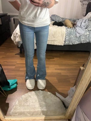 Ljusblå bootcut jeans 157 - Säljer ett par ljusblå bootcut jeans från 157, modellen Snake Flare. Osäker på storleken men de passar mig som är 1.63. Knappt använda och i mycket bra skick!❤️‍🔥