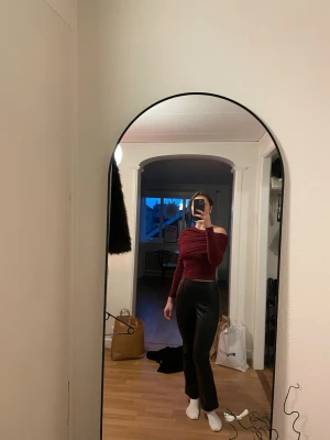 Läder byxa - Läderbyxa med mjuk insida. Kostymodell men dragkedja i midjan, aldrig använda.