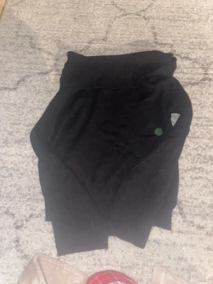 Svart stickad off shoulder tröja från Lager 157 - Säljer denna fina stickade tröja från lager💗 Helt ny har bara testat den på💗 