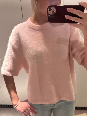 Ljusrosa stickad tröja  - Superfin ljusrosa stickad tröja Gina Tricot!! Kanske smått nopprig men inte alls mycket och ingenting man tänker på!! 🩷🩷
