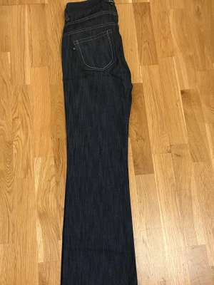 Mörkblå jeans från GANT New Haven - Pris från början 1295kr                                           Snygga mörkblå jeans från GANT New Haven med klassisk femficksdesign och kontrastsömmar. Jeansen är utsvängd längst benen och är tillverkade i slitstarkt denimtyg. Perfekt för dig som gillar stilrena och tidlösa jeans med exklusiv känsla.