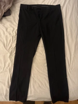 Svarta slimfit kostymbyxor från Riley  - Slimfit storlek 52, ganska små i storleken så passar nog 50. Väldigt bekväma och snygga. Hade gärna behållt dom men tyvärr passar dom inte. Använda max 3 gånger så mycket fint skick. Nypris: 1000kr 