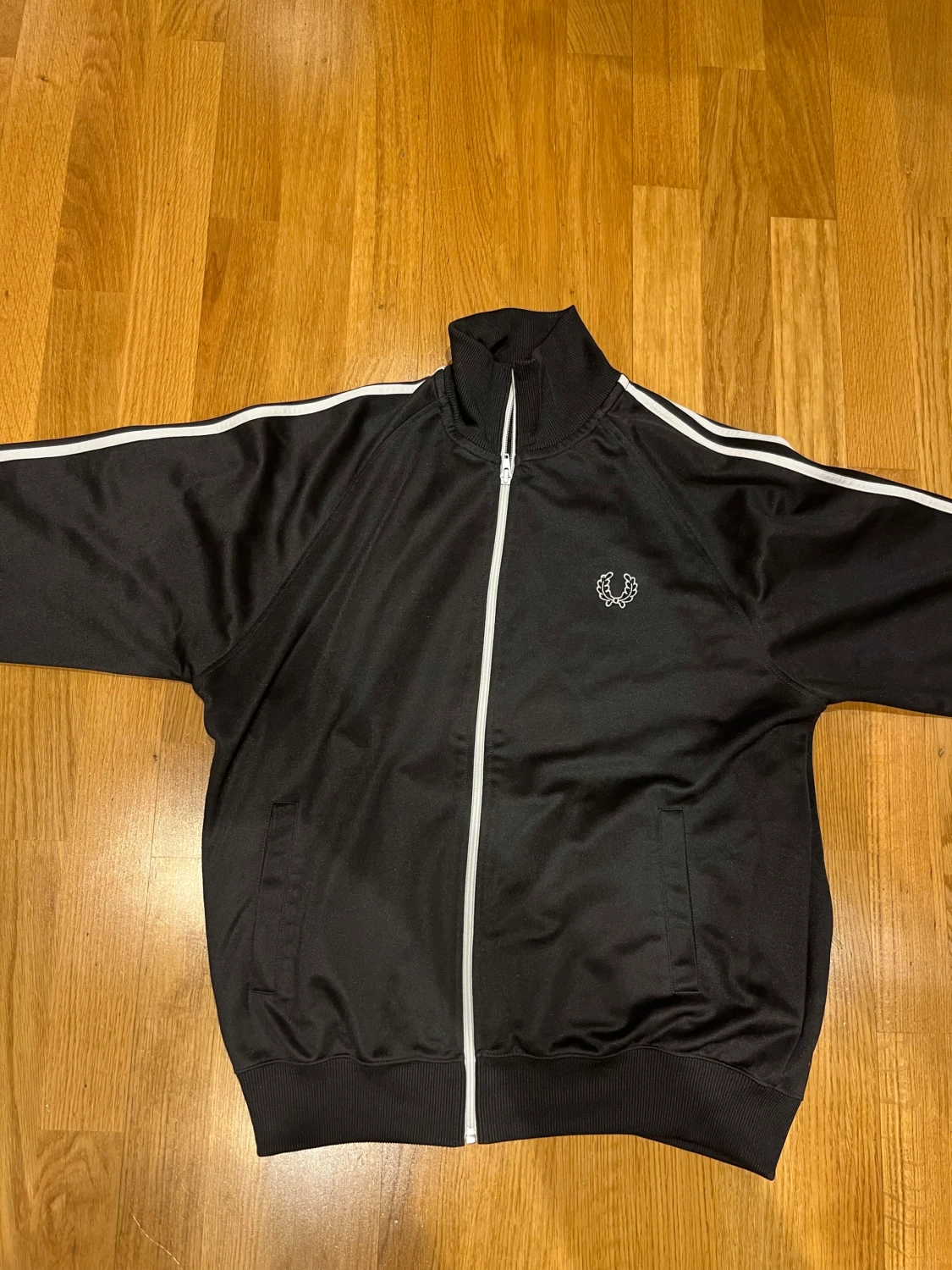 Svart Fred Perry hoodie med vita ränder