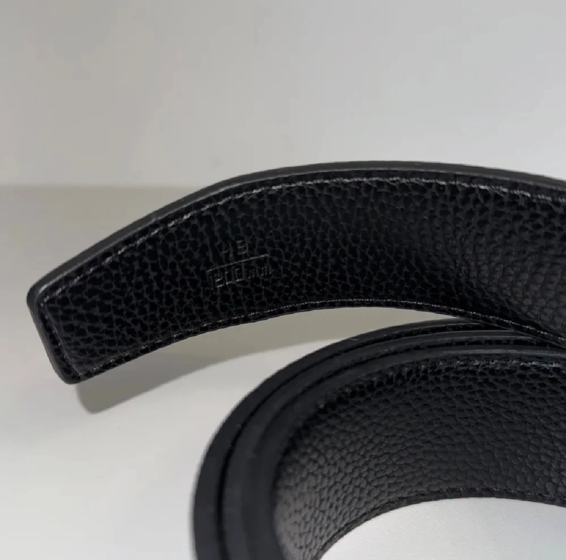 Svart skärp med H-spänne - 1