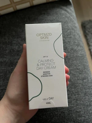 Hudvård  - En ansiktskräm med spf 30 från Optmzd.skin. Passar känslig hy. Endast använd 1-2 ggr så är mycket kvar!   Nypris: 318