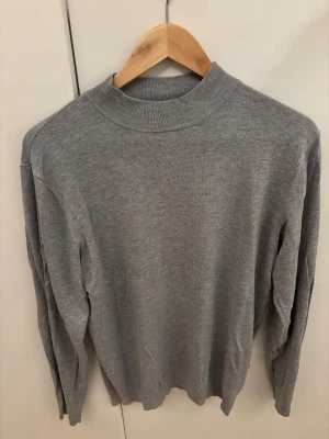 Grå polotröja från Zara, storlek M - Snygg grå polotröja från Zara i storlek M. 