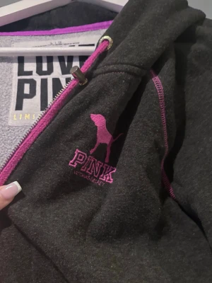 PINK zip up limited edition - Lite använd och är jätteskön!! Inköpt 2014, limited edition och är mycket välbevarad! 