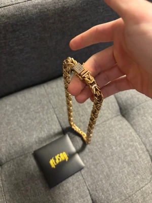 Guldpläterad kedja från Kejsar, 8mm, 55cm. - Säljer min kedja eftersom jag inte använder den längre, nypris är 2500. Kedjan är pläterad med äkta roséguld, den är fortfarande som ny.