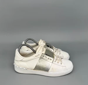 Valentino Open | 39.5 - Valentino Open Sneakers | Snygga skor i fint skick (sulorna målade) | Storlek 39.5 | Endast skorna ingår | INGA BYTEN | Fraktar spårbart eller möts upp i Täby | Hör av er vid funderingar 🙌