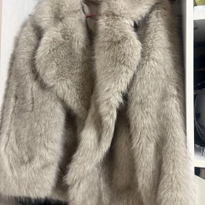 Helt ny pälsjacka  - Storlek M. 