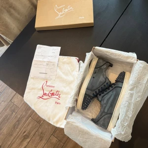 Christian Louboutin washed blue - Skick 8-9/10. Mochan är i jätte bra skick. All og finns, box kvitto och dustbags. Storlek 41,5 men skulle säga att de sitter som 42-43. Inga defekter på mockan alls. Nån av spikesen har nån skråma. Självklart äkta. Nypris ca 10 000kr. Mitt pris 5 200kr✌️mvh hs 🙌