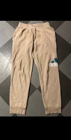 Adidas mjukisbyxor - Använda, något hål & märke