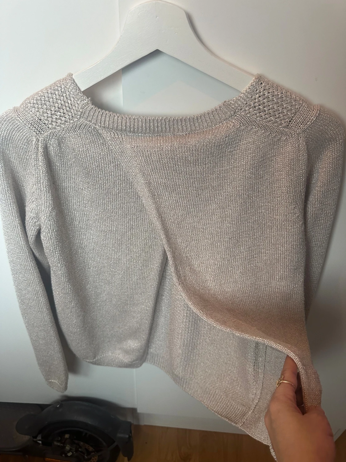 Guldfärgad stickad tröja med öppen rygg  - 5