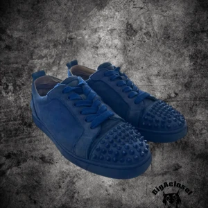 Blå Christian lubitin - Säljer nu dessa unika Christian loubitins. Storleken motsvarar mellan 41-42. ÄKTA! Box medföljer men är i dåligt skick… en spik lossnat, skriv vid intresse eller frågor, pris kan diskuteras vid snabb affär.