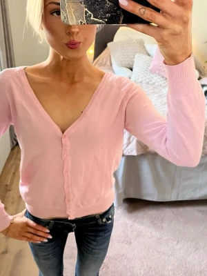 Rosa Zara kofta  - Super söt V-ringad kofta ifrån Zara🩷storlek M men funkar för S också 