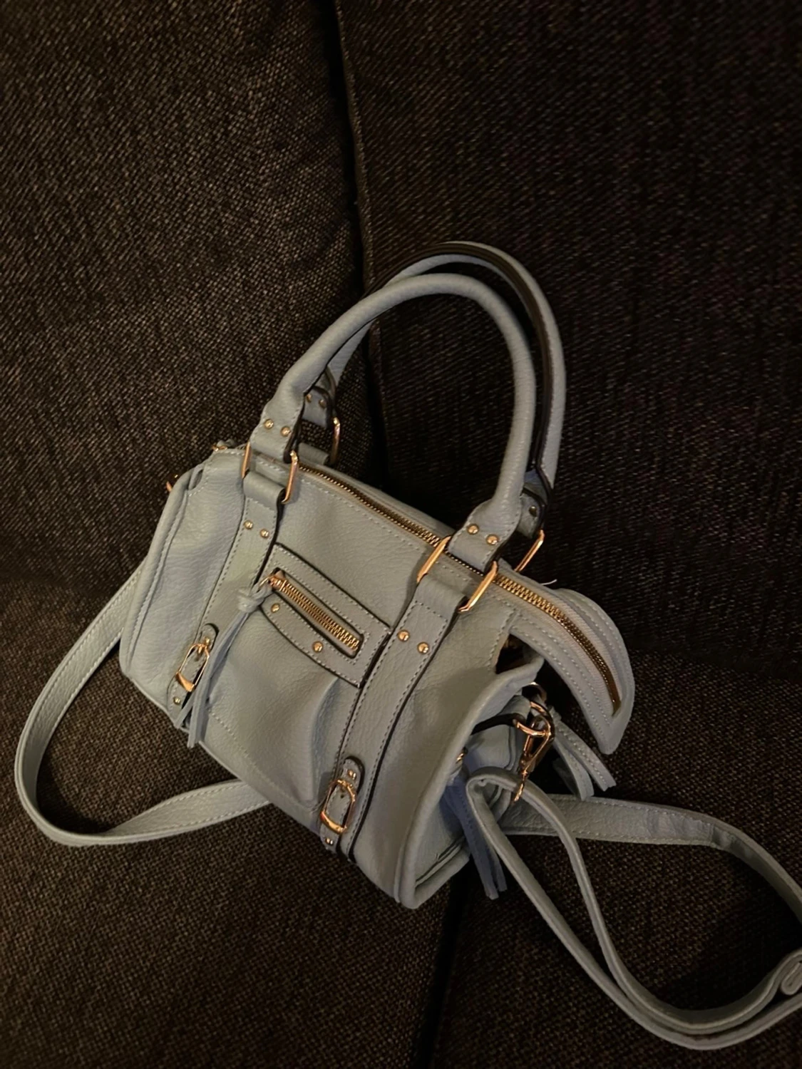 Ljusblå väska med gulddetaljer