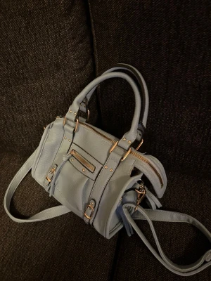 Ljusblå väska med gulddetaljer - Fin, helt ny ljusblå väska🫶Ge prisförslag och kan skicka fler bilder💕