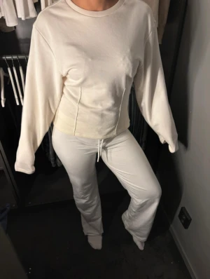 Vit tröja  - Super fin tröja som går inåt i midjan, storlek S, pris går att diskutera🤍
