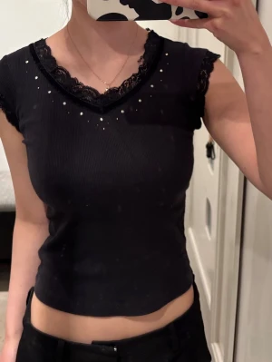 Vintage Svart topp med spets och pärlor 725 originals - Vintage svart topp med spets och pärlor 725 original. Storlek xs. Bra skick. (Smutsig spegel) 