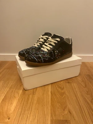 Maison margiella - Tja säljer mina skor som jag har använt ett litet tag men har håll på fram sidan de går att laga om dom lämnas in annars skick 8/10