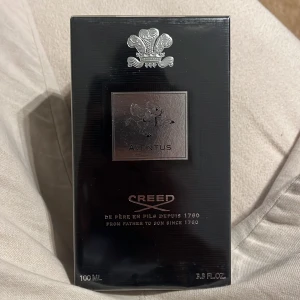 Creed Aventus 100ml parfym - Exklusiv Creed Aventus parfym i 100 ml. En ikonisk doft i snygg förpackning, perfekt för dig som vill sticka ut och göra intryck. Lyxig känsla och klassisk stil.
