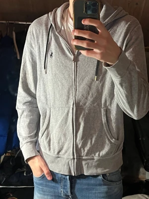 Ralph Lauren zip hoodie - Säljer denna riktigt snygga Ralph Lauren hoodien i storlek S. Den är i bra skick utan defekter. Bara att skriva över frågor och funderingar.