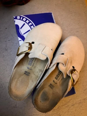 Birkenstock sandaler  - Den är använd några gånger men bara inomhus, superskönt för fötterna. Allting är läder förutom botten och inuti skorna