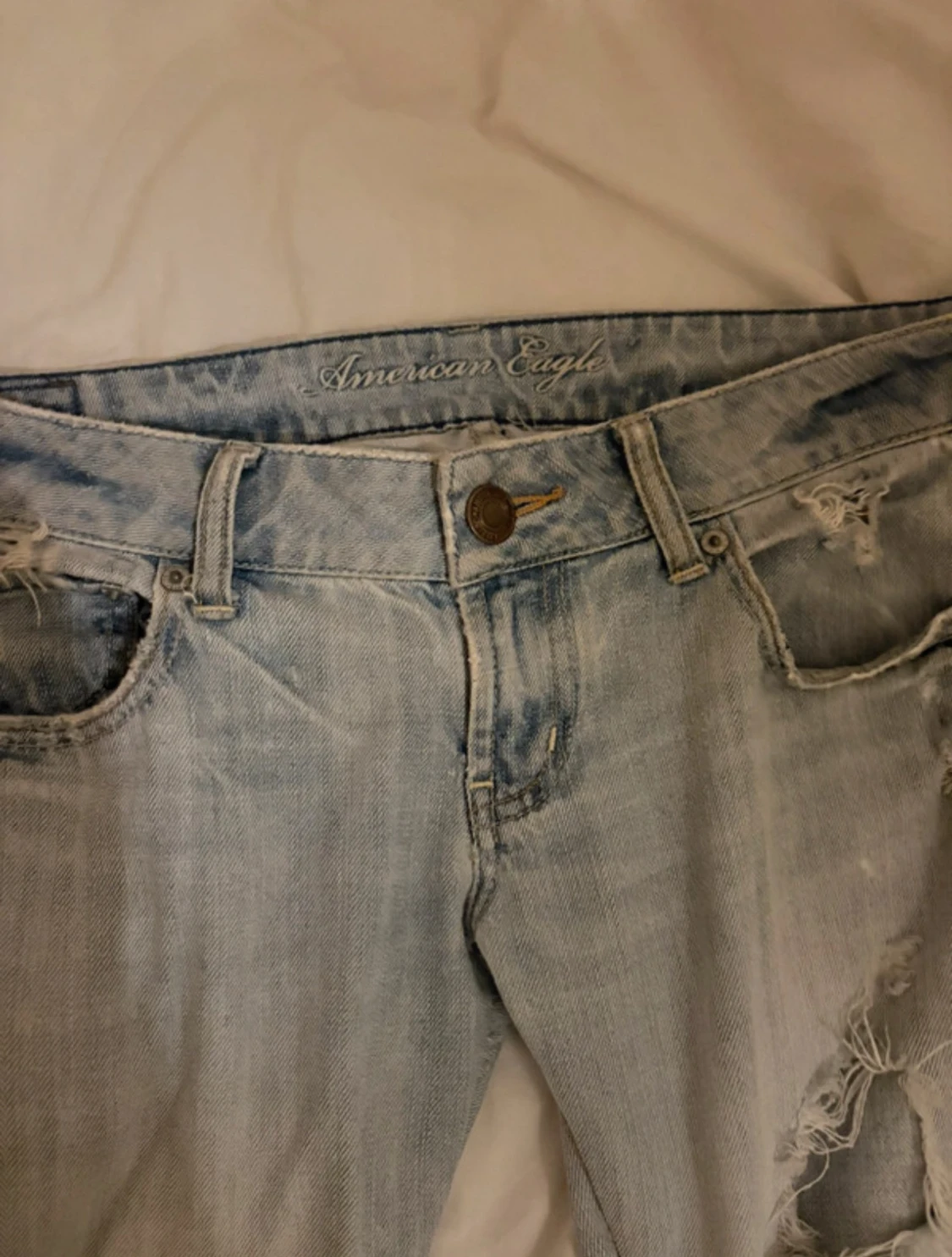 ljusblå lågmidjade jeans från American eagle - 1