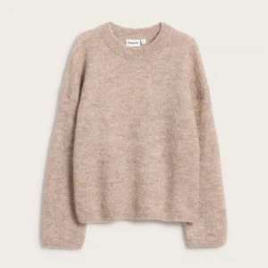 Beige stickad tröja från Kappahl - Mysig beige stickad tröja från Kappahl i ullblandning i storlek S. Tröjan är helt oanvänd och den köptes för 799kr