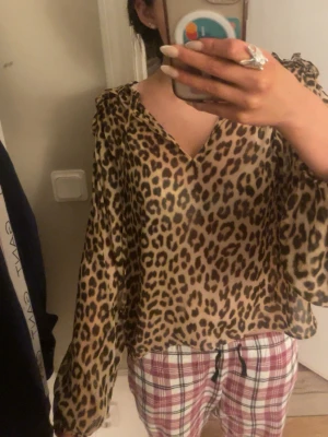 Blus  - Fin leopard mönstrad blus från H&M
