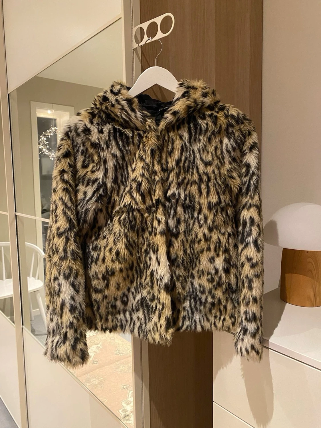 Leopardmönstrad pälsjacka med huva