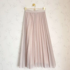 Glittrig rosa kjol - 🎀FÖRST TILL KVARN!🎀 En glittrig rosa kjol från märket Only. Super söt och jätte glittrig🥹 Älskar den men den är lite för liten för mig💔 Säljer vidare den till någon som kommer uppskatta den mer. Storlek xs, men kan passa en liten s. Skickar mått vid tillfrågan. Vill bli av med ASAP