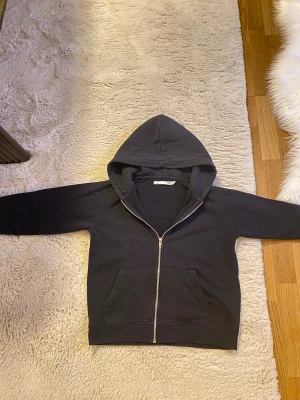 Svart Kofta 150 - Hej nu säljer jag min kofta använder den inte längre och ser helt ny ut. Bra för vintern nu och med skolan passar med allt Hör av er om ni har frågor 