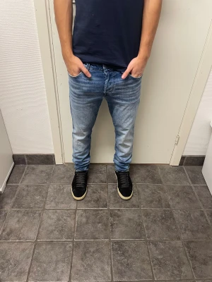 Jack&Jones Slim/glenn - Feta Jack&Jones jeans. Mycket bra skick. Storlek 31/30. Modellen är 173cm, 64kg. Pris kan självklart diskuteras!!