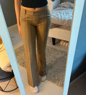 Kostymbyxor - Low-mid waist finbyxor med ränder. 😍 Använd få gånger, men köpta second hand.  Endast bakfickor. Midjemått: 38cm